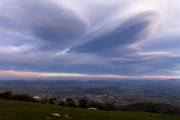 Uma Vista Aérea Aldeia Montanha Com Céu Nublado Pôr Sol — Fotografia de Stock