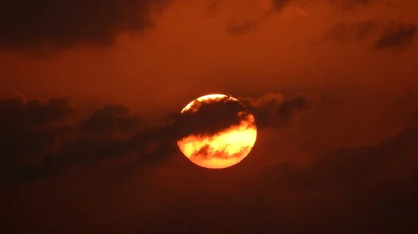 Hermosa Puesta Sol Con Cielo Nublado Sobre Mar — Foto de Stock