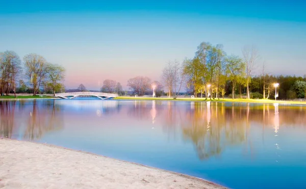 Bellissimo Scatto Lago Con Riflessi Luci Del Parco Ponte Bianco — Foto Stock