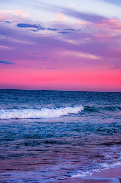 Colpo Ipnotizzante Delle Onde Della Spiaggia Incandescente Sotto Cielo Rosa — Foto Stock