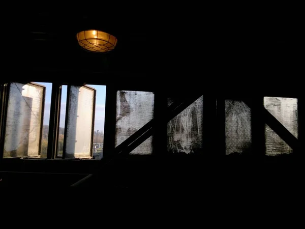 버려진 공장의 더럽고 먼지많은 창문을 — 스톡 사진