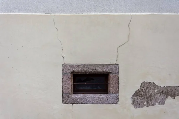 Plan Rapproché Une Petite Fenêtre Sur Mur Blanc Fissuré — Photo