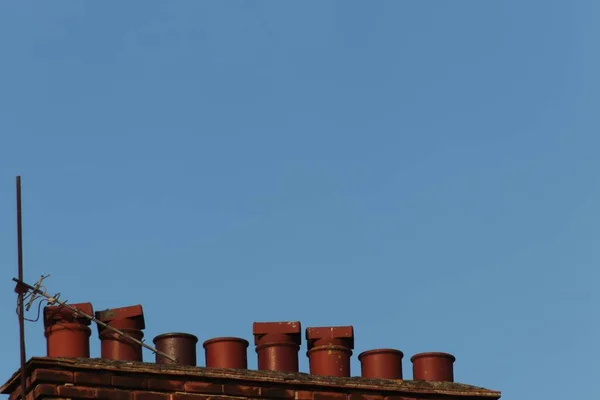 Disparo Horizontal Del Cielo Claro Sobre Algunas Chimeneas Marrones Techo — Foto de Stock