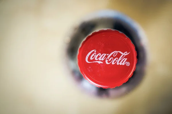 Poznan Polsko 2014 Detailní Záběr Červeného Víčka Lahvičky Coca Cola — Stock fotografie