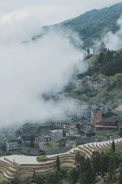 一幅美丽的中国城镇的照片 四周环绕着令人惊叹的自然 — 图库照片