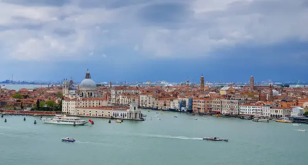 베네치아에서 배들이 건물들이 아름다운 — 스톡 사진