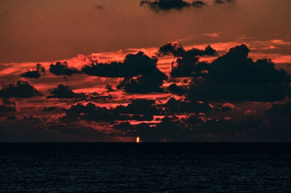 Der Atemberaubende Blick Auf Die Schwarzen Und Roten Wolken Über — Stockfoto