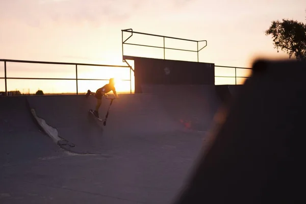 Jovem Macho Fazendo Truques Com Skate Pôr Sol — Fotografia de Stock