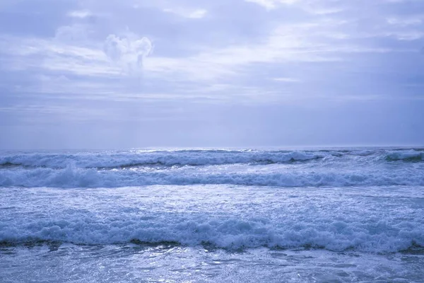 Uno Scatto Incredibile Una Spiaggia Sabbiosa Uno Sfondo Cielo Nuvoloso — Foto Stock