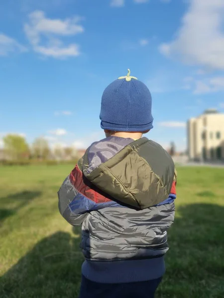 Fotografie Verticală Unui Copil Drăguț Într Parc — Fotografie, imagine de stoc