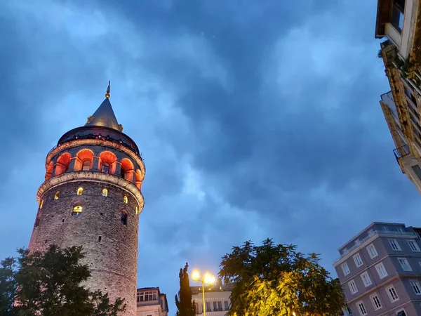 Ввечері Європейській Туреччині Під Низьким Кутом Вистрілили Вежу Галата — стокове фото