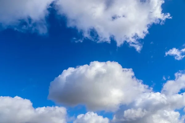 Eine Flache Aufnahme Eines Wolkenverhangenen Blauen Himmels Bei Tag Sommer — Stockfoto