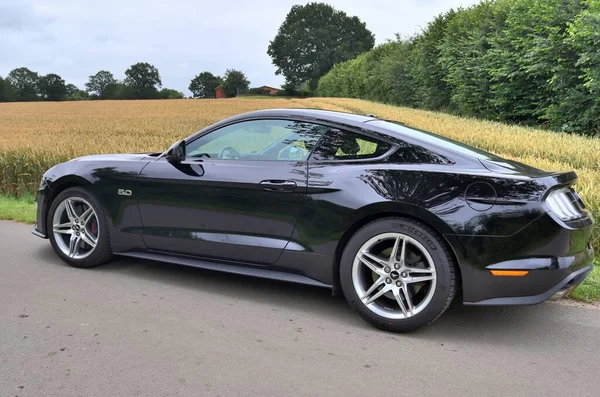 Kiel Németország Május 2020 Fekete Ford Mustang Sportkocsi Előtt Egy — Stock Fotó