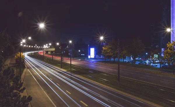 Uma Paisagem Estradas Cercada Por Edifícios Luzes Com Longa Exposição — Fotografia de Stock