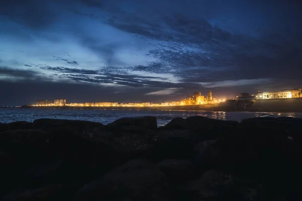 夜晚海岸上建筑物的灯光 — 图库照片