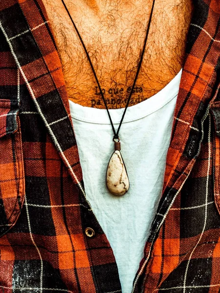 Een Close Shot Van Een Mooie Zwarte Ketting Met Witte — Stockfoto