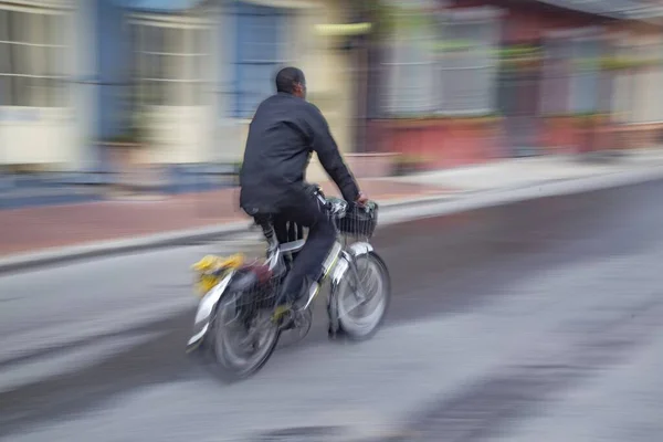 New Orleans Fransız Mahallesi Nde Bisiklet Süren Bir Adamın Uzun — Stok fotoğraf