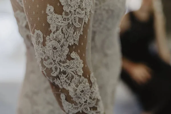 結婚式中に白いドレスを着て花嫁のクローズアップ選択的フォーカスショット — ストック写真