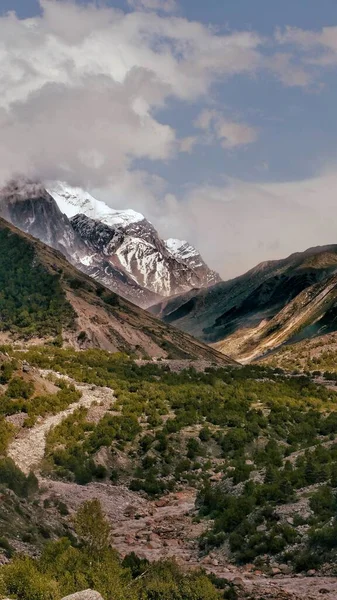 Disparo Vertical Río Ganga Con Montañas Cubiertas Nieve Fondo Del —  Fotos de Stock