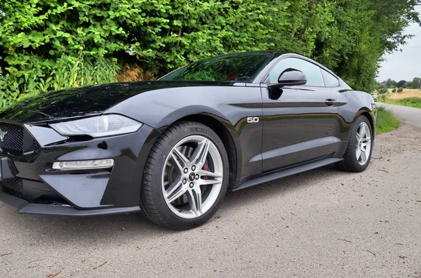 Kiel Alemania Mayo 2020 Ford Mustang Negro Deportivo Frente Paisaje — Foto de Stock