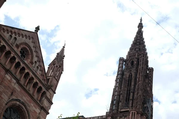 Lav Vinkel Notre Dame Katedralen Strasbourg Skyet Himmel – stockfoto