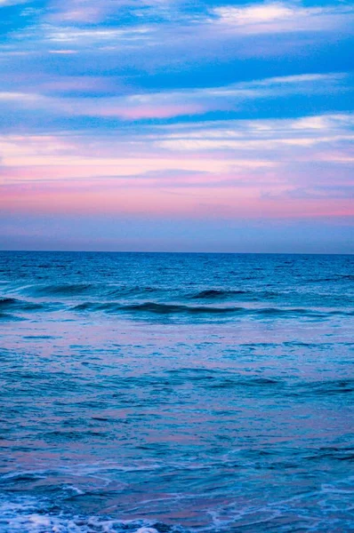 Красивый Снимок Волн Океана Шатающихся Голубым Небом Отлично Подходит Обоев — стоковое фото