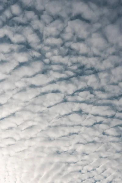 Bulutlu Bir Gökyüzü Arkaplanının Dikey Görüntüsü — Stok fotoğraf
