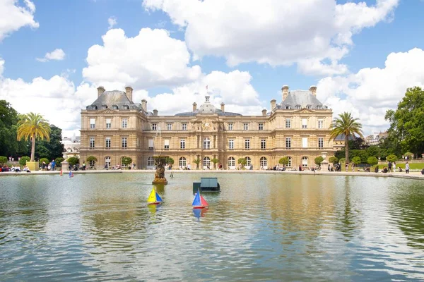 リュクサンブール庭園とパリの宮殿の美しいショットフランス — ストック写真