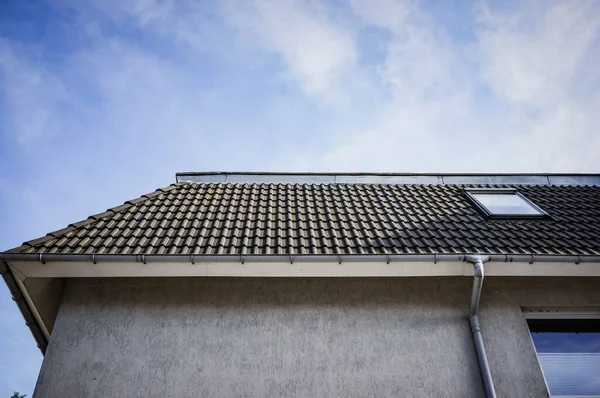Bir Apartmanın Çatısının Alçak Açılı Görüntüsü — Stok fotoğraf
