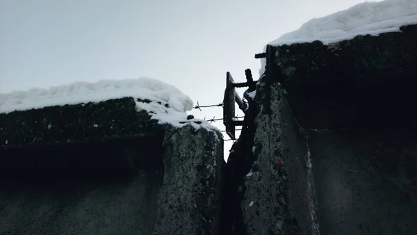 Detailní Záběr Staré Kamenné Zdi Ostnatém Drátu Pozadí — Stock fotografie