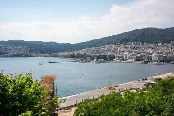 Широкоугольный Снимок Горы Окруженной Водой Городе Кавала Греция — стоковое фото