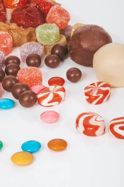 Kleurrijke Snoepjes Geïsoleerd Een Witte Achtergrond — Stockfoto