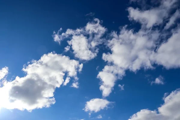 Низкоугольный Снимок Облачного Голубого Неба Дневное Время Летом Идеально Подходит — стоковое фото