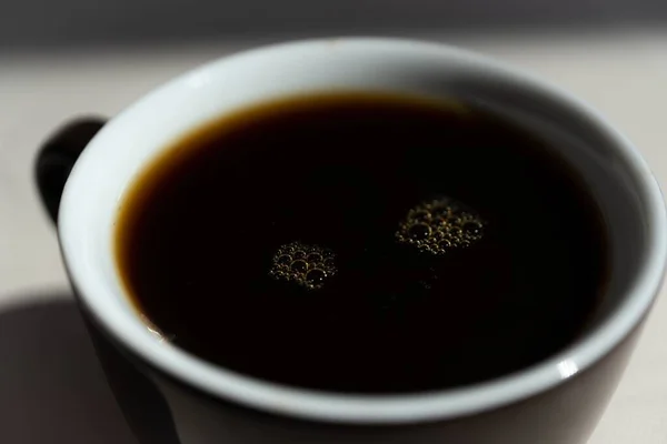 Sebuah Gambar Closeup Dari Cangkir Hitam Diisi Dengan Kopi — Stok Foto