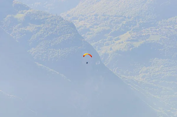 Een Lage Hoek Opname Van Een Paraglider Vliegend Prachtige Zwitserse — Stockfoto