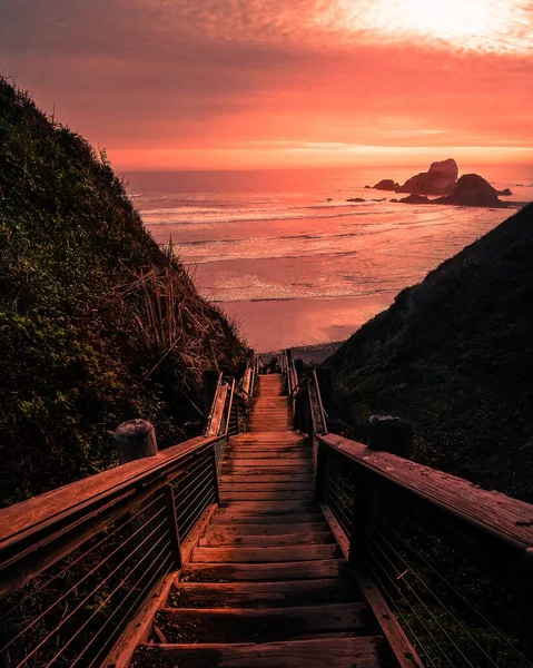 Een Verticaal Shot Van Een Houten Brug Naar Het Strand — Stockfoto