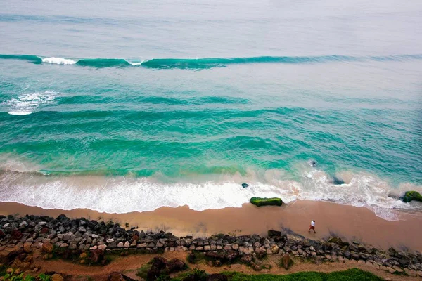 Disparo Gran Angular Una Playa Rocosa Sobre Fondo Marino Turquesa — Foto de Stock