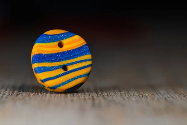 Tiro Close Botão Colorido Colocar Uma Superfície Madeira — Fotografia de Stock