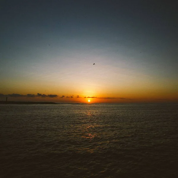 Uma Bela Paisagem Pôr Sol Que Reflete Mar — Fotografia de Stock