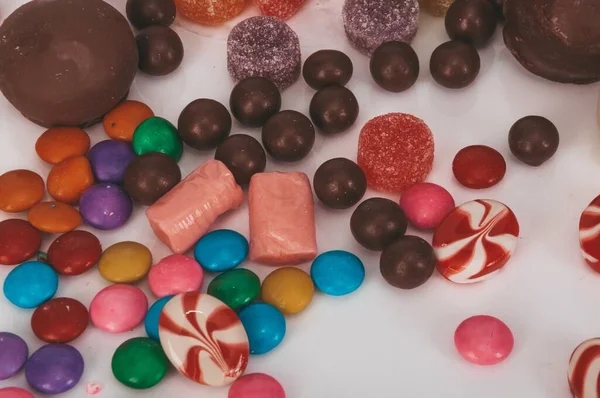色彩艳丽的糖果在白色的背景上隔离开来 — 图库照片