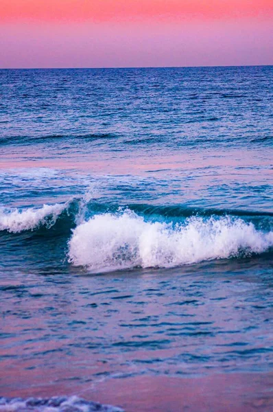 Belo Tiro Das Ondas Oceano Brilhando Sob Céu Rosa Ótimo — Fotografia de Stock