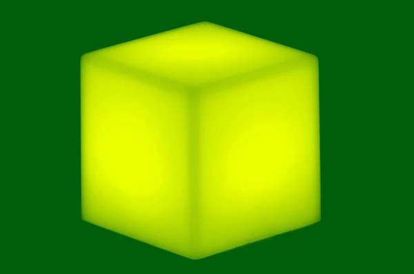 Uma Ilustração Cubo Amarelo Brilhante Fundo Verde Escuro — Fotografia de Stock