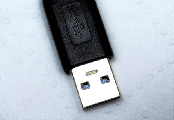 Zbliżenie Czarnego Przenośnego Kabla Usb Białej Powierzchni — Zdjęcie stockowe