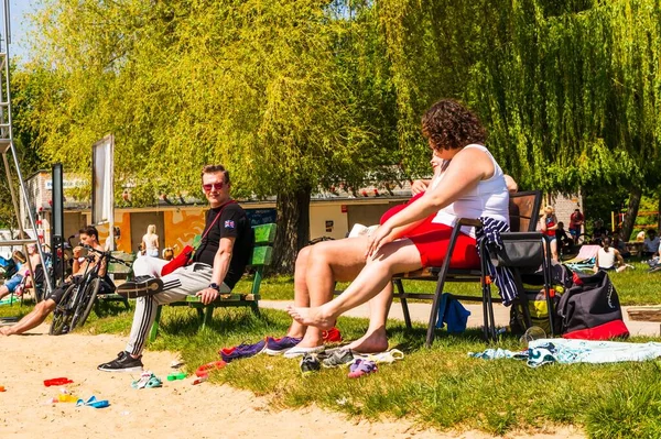 Poznan Polónia Maio 2020 Duas Mulheres Incluindo Mãe Grávida Sentada — Fotografia de Stock