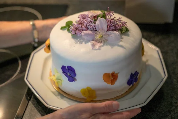 Eine Person Hält Einen Großen Weißen Kuchen Mit Blumen Der — Stockfoto