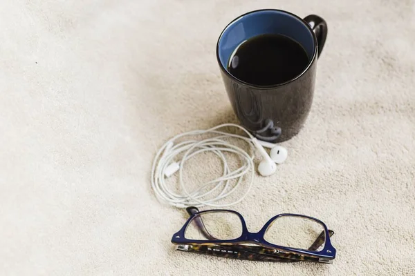 Tiro Close Uma Xícara Copos Café Preto Fones Ouvido Brancos — Fotografia de Stock