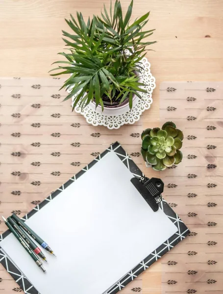 Vue Aérienne Papier Blanc Avec Stylos Sur Une Surface Bois — Photo