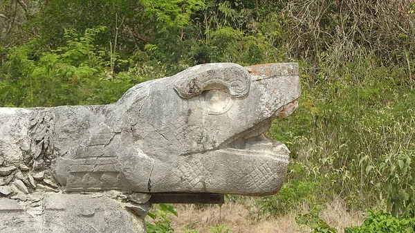 Eine Alte Steinerne Krokodilstatue Tagsüber — Stockfoto