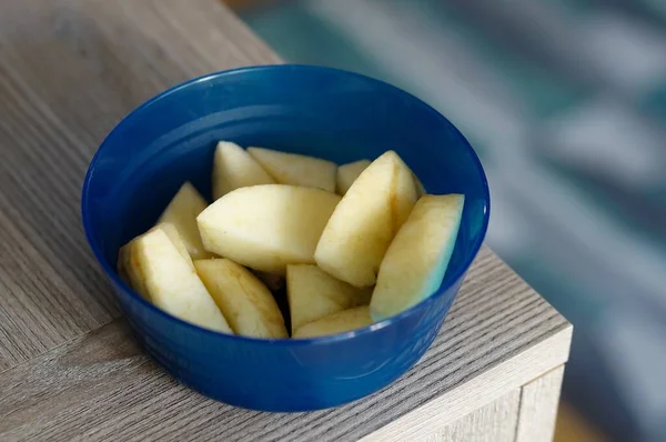 Plusieurs Tranches Pommes Dans Bol Bleu Sur Table — Photo