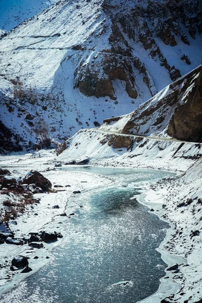 Vertical Shot Frozen River Mountain Covered Snow — Stock Photo, Image